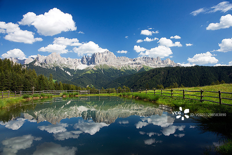 风景湖和山对天空，轮胎，意大利图片素材