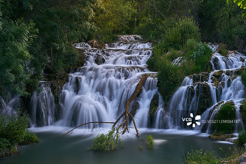 森林瀑布风景，阿尔加德梅萨，西班牙图片素材