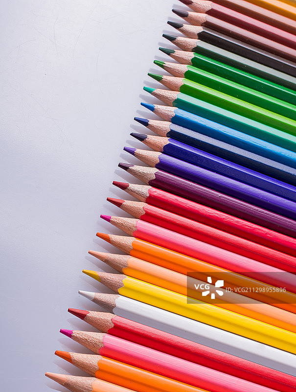 高角度的彩色铅笔在白色的背景图片素材