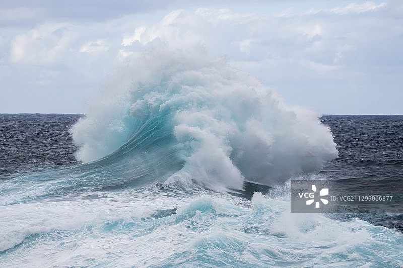 海浪拍打岩石的风景图片素材