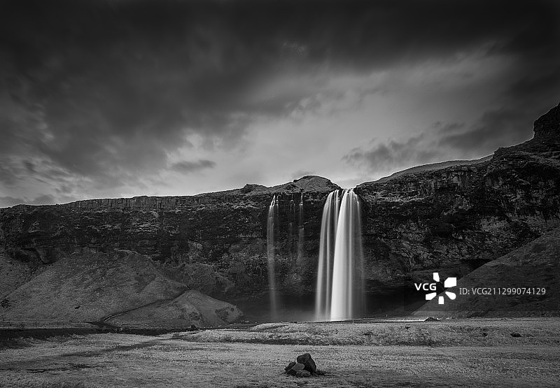 风景瀑布对天空，Vestmannaeyjar，冰岛图片素材