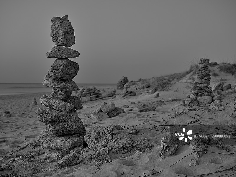 以色列凯撒利亚海滩上堆积的石头的特写图片素材