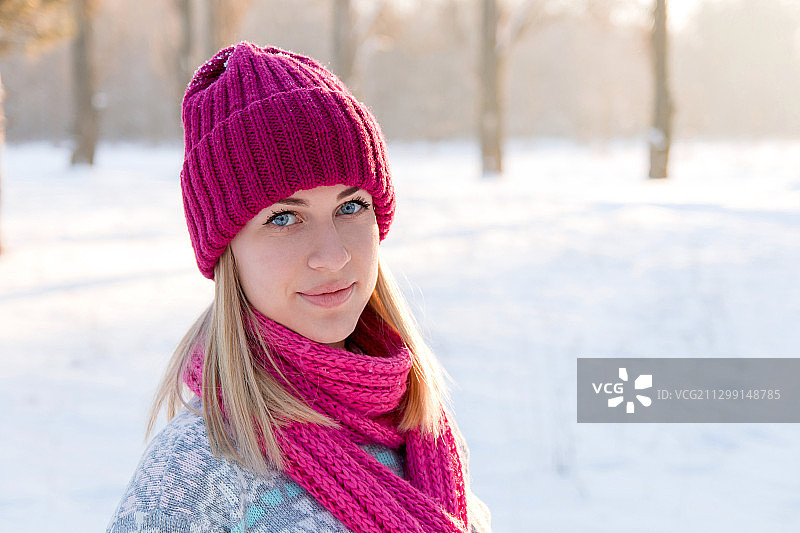 在冬天穿着暖和衣服的微笑女人的肖像，Kakhovka，乌克兰图片素材