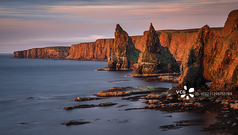 岩石形成的全景在日落的天空，高地，苏格兰，英国图片素材