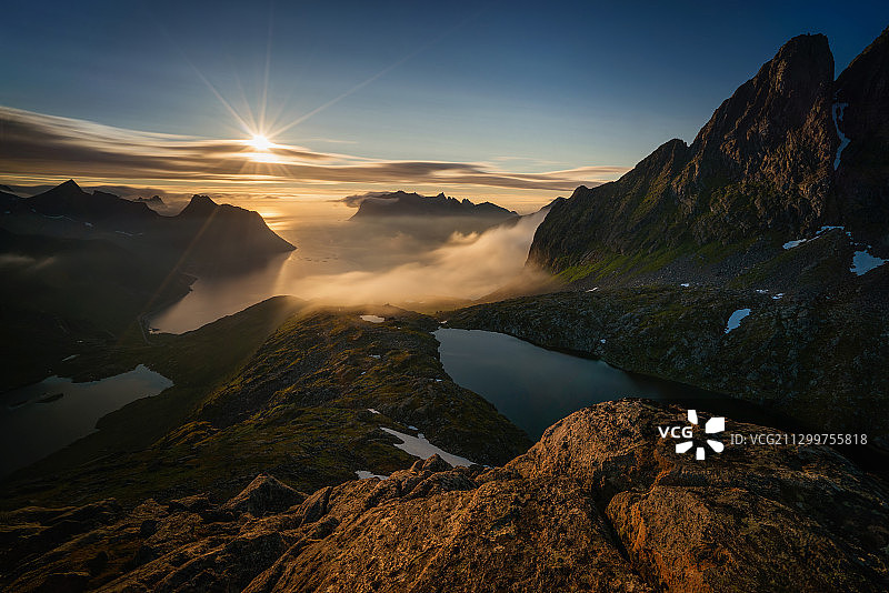 风景优美的山在日落时，贝格，特罗姆斯，挪威图片素材