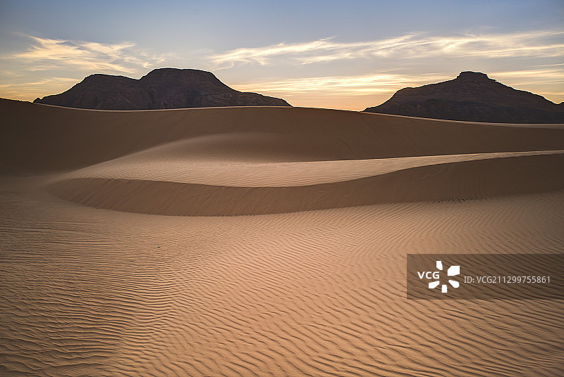 日落时分，约旦亚喀巴省瓦迪鲁姆村的沙漠风景图片素材
