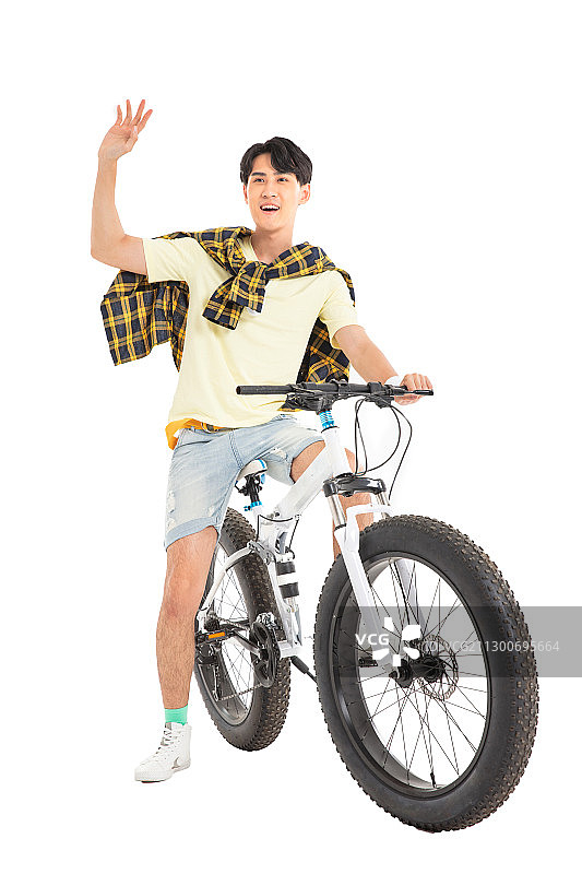 骑山地车的年轻男生图片素材