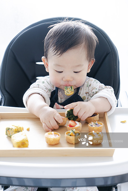 婴儿喜欢厚蛋烧与花式甜品辅食图片素材