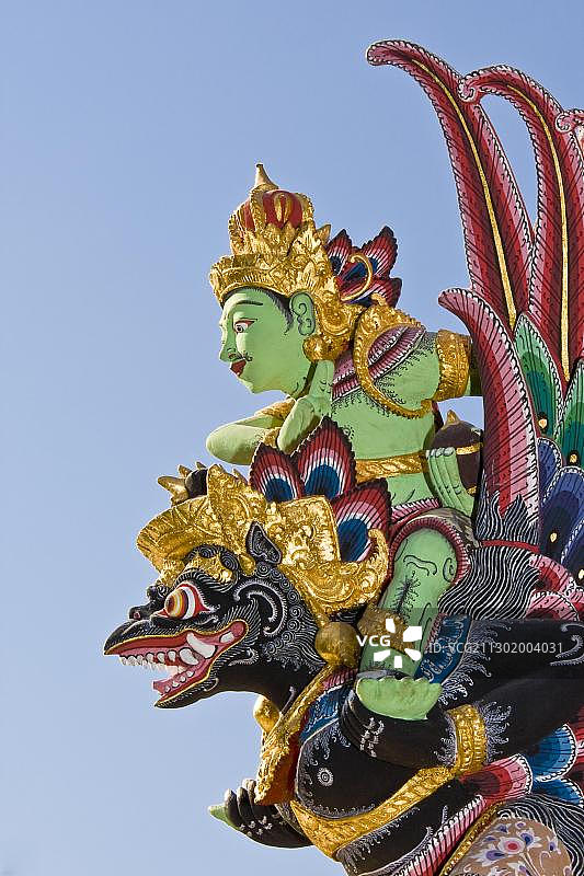 寺庙守卫，爪握那加斯的伽鲁达，骑着毗瑟奴的动物，巴厘岛图片素材