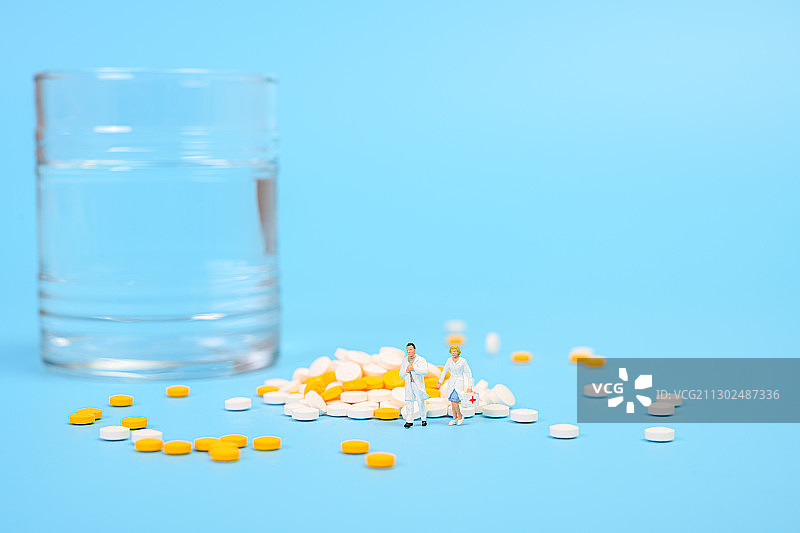 医疗健康-蓝色背景上的维他命C药片图片素材