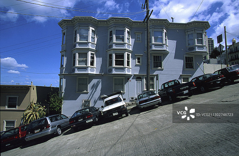 维多利亚式的房子在一个陡峭的道路上，旧金山，加利福尼亚，美国图片素材