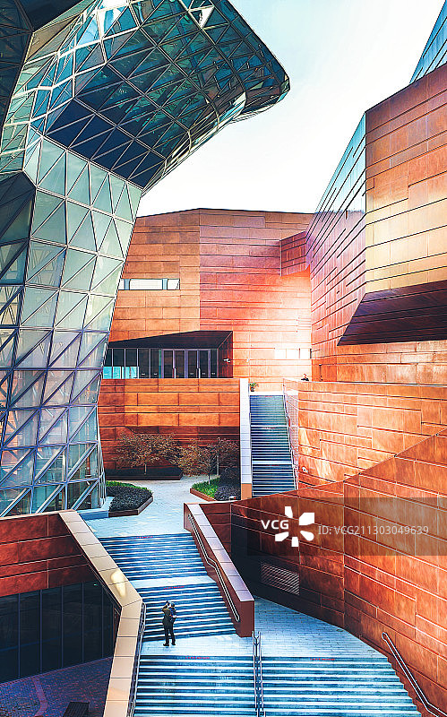 上海世博展览馆上升延伸异形空间图片素材