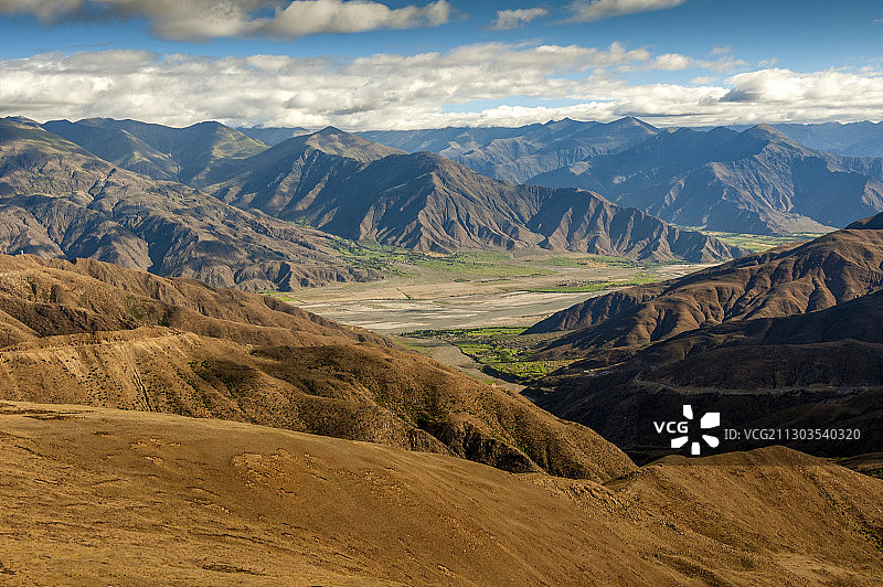 中国西藏山南浪卡子，藏语“无法超越的山”甘巴拉山口图片素材