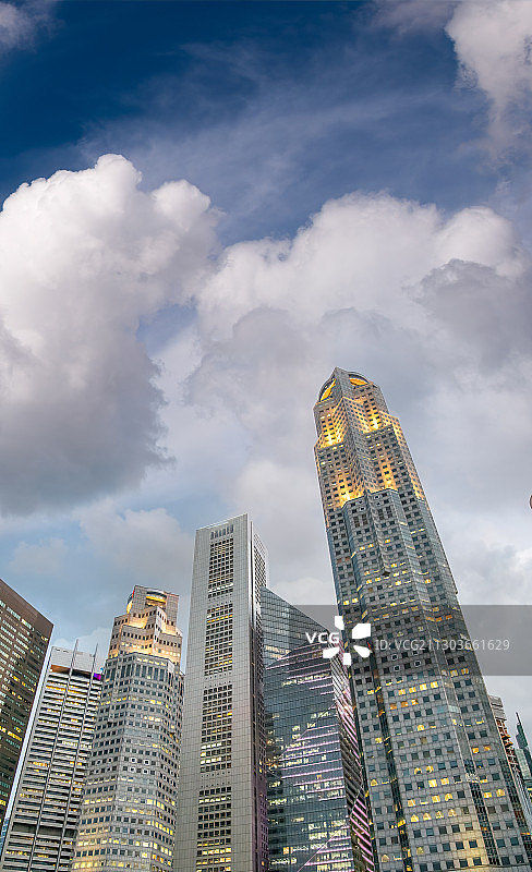 低角度的现代建筑对天空，新加坡图片素材
