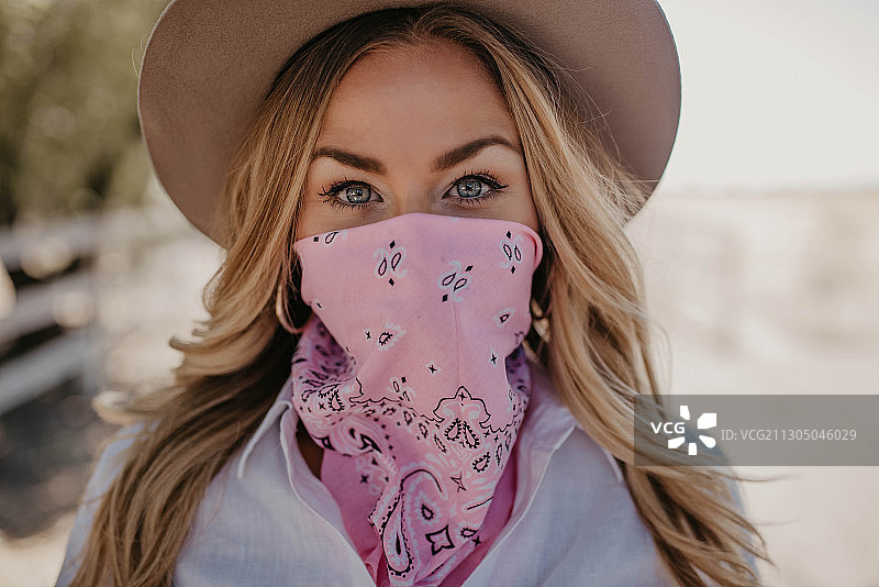 在牧场外戴着面罩的白人妇女，Paso Robles,CA，美国，美国图片素材