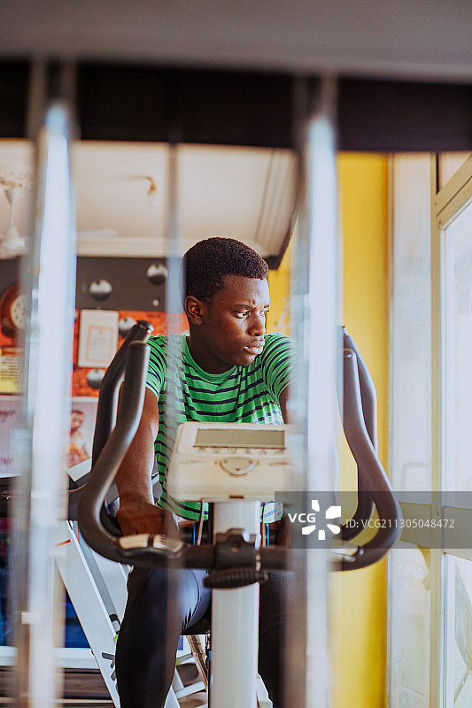 健康，专注，十几岁的黑人男孩在加纳的特马体育馆锻炼图片素材