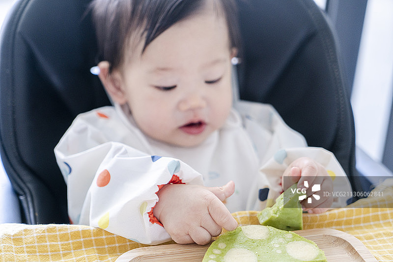 婴儿喜欢吃仿抹茶山药菠菜无糖蒸蛋糕图片素材