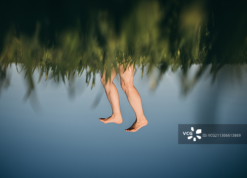 人的腿在草后面的低部分图片素材