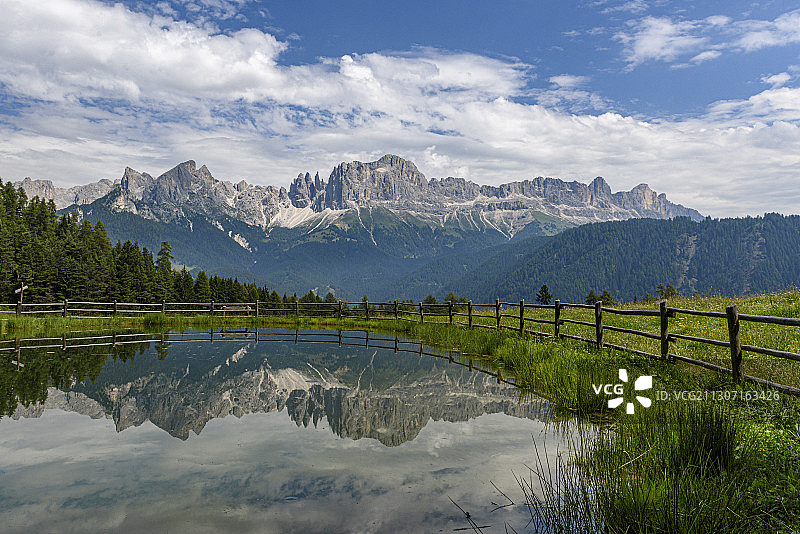 意大利白云石阿尔卑斯山脉，湖和山的风景图片素材