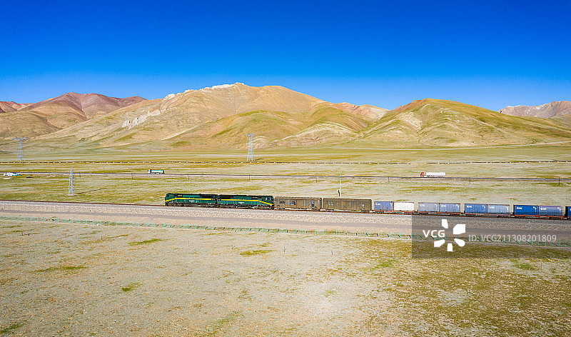青藏铁路穿越青海可可西里荒野自然风光航拍图片素材