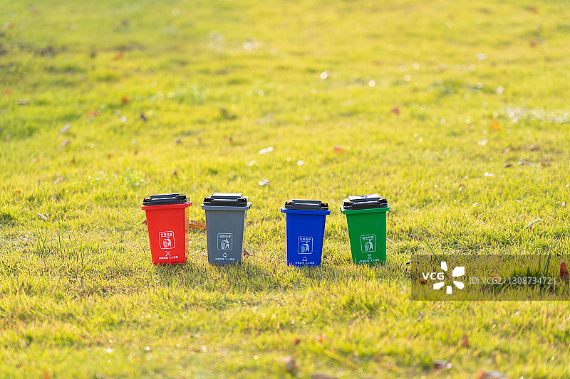 草地上的垃圾分类桶之环保概念图片素材
