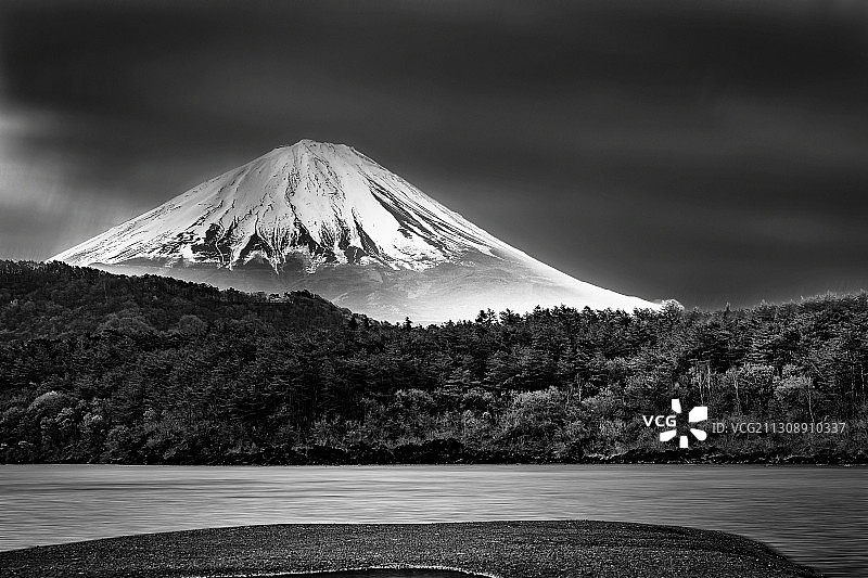 白雪皑皑的山峰，日本川口町图片素材