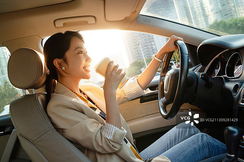 开车喝咖啡的青年女人图片素材