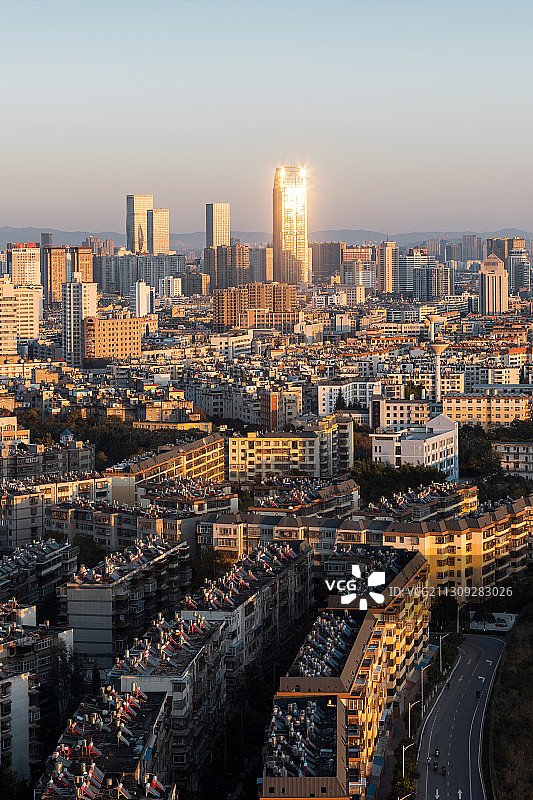 日落之前，高处俯瞰昆明城，远处的高楼反射的阳光，非常耀眼图片素材