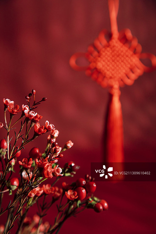 悬挂的中国结与花束图片素材