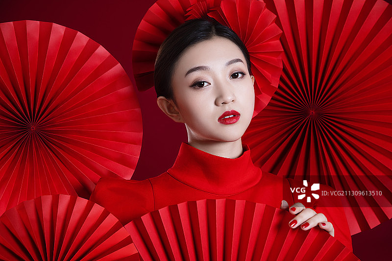 中国红,折扇,年青女人,特写图片素材
