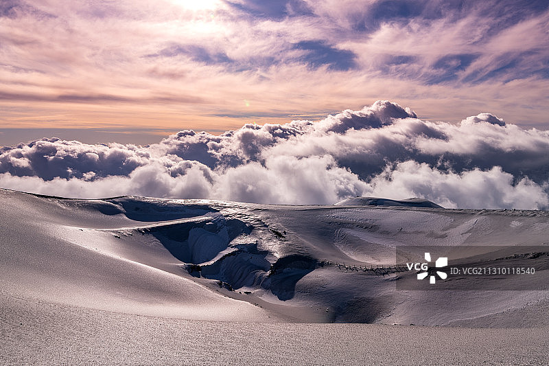 意大利埃特纳火山，雪山映衬天空的风景图片素材