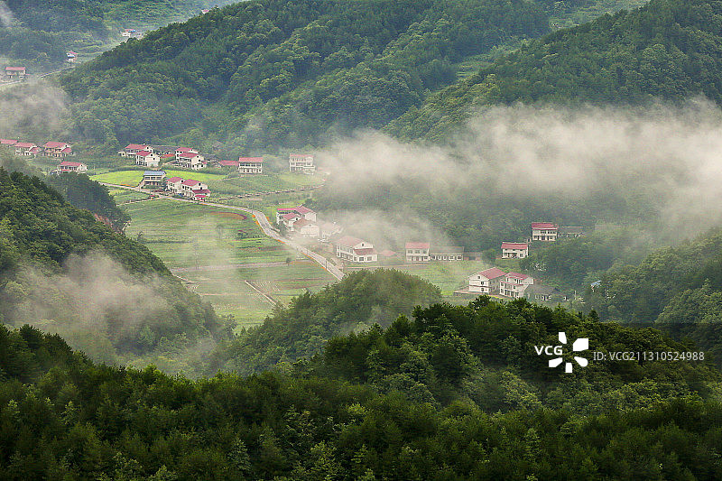 四川广元曾家山康养景区云雾间的小村庄和农田图片素材