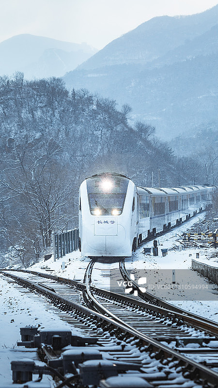 北京市郊铁路S2线列车驶入雪后的京张铁路八达岭青龙桥火车站图片素材