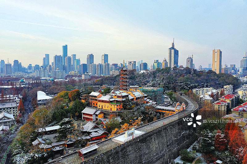 冬季雪后的南京明城墙与鸡鸣古寺风光图片素材