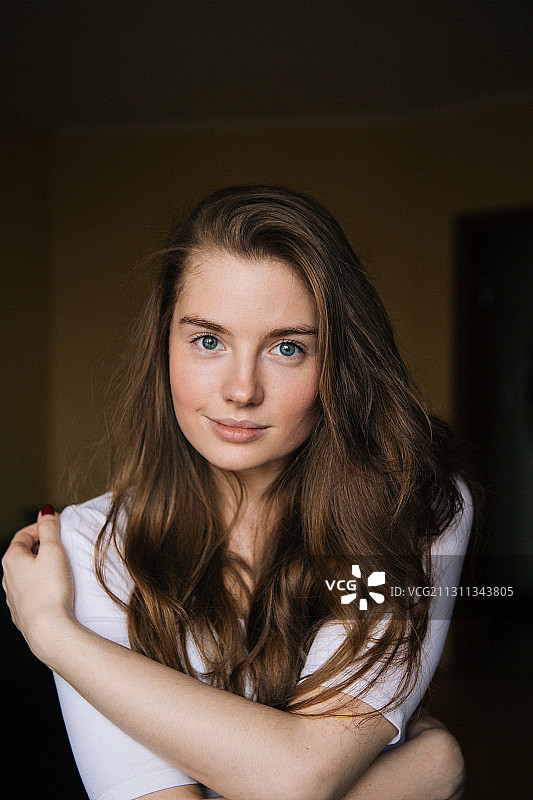 一个年轻女子在白天在家的近距离肖像，俄罗斯图片素材
