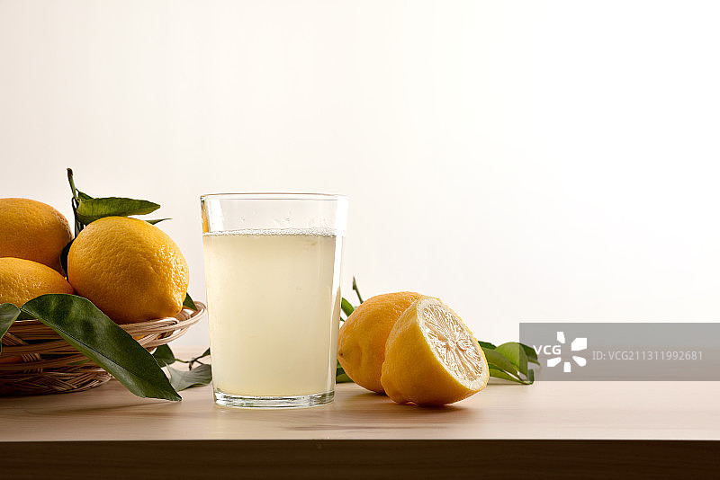 柠檬和饮料的特写桌子上的白色背景图片素材