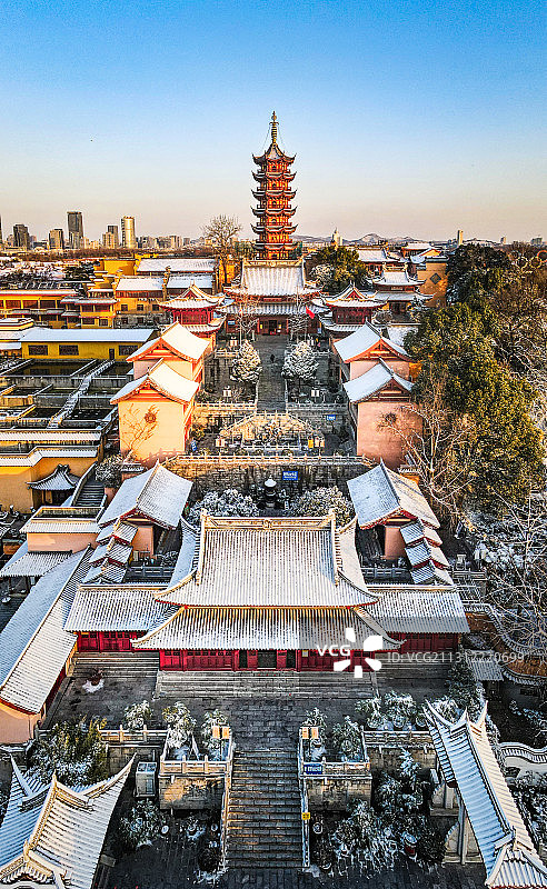 南京鸡鸣古寺雪景城市风光航拍图片素材