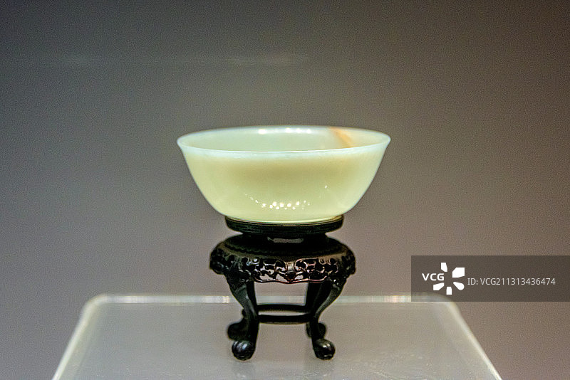 中国辽宁省博物馆清代白玉碗图片素材