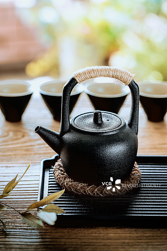 黑陶瓷提梁茶壶茶杯冲泡红茶图片素材