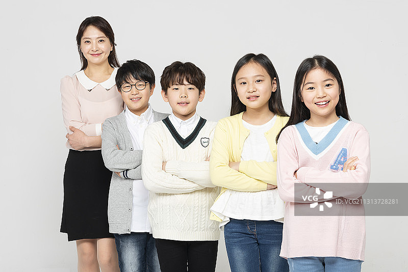 老师和四个孩子双手交叉站在白色背景上图片素材