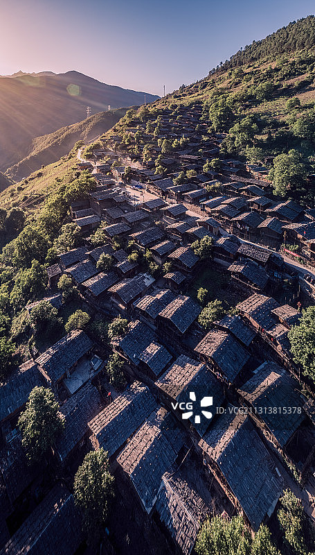 云南维西澜沧江峡谷中的傈僳族古老村落图片素材