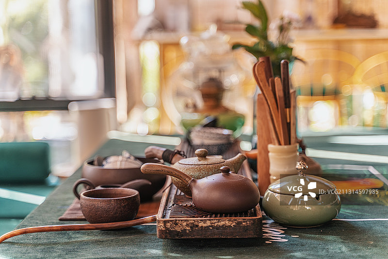 桌面上的中式茶具组合图片素材
