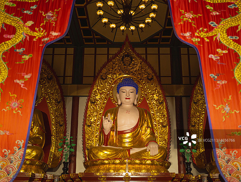 大雄宝殿里的横三世佛释迦牟尼佛像图片素材