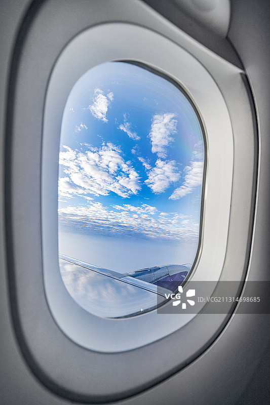 飞机窗口看向外面蓝天白云图片素材