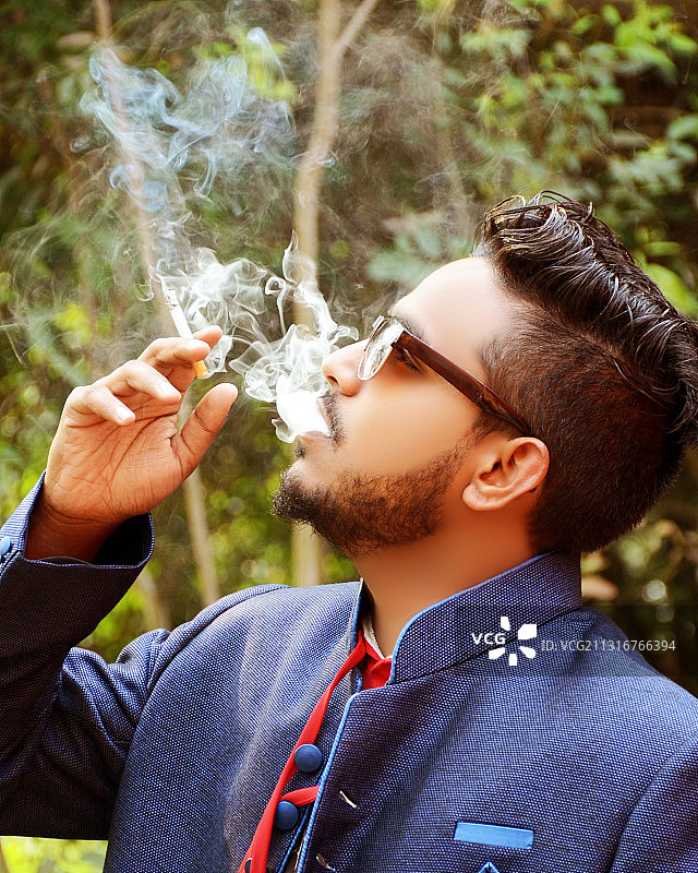 印度北方邦一名男子吸烟的特写镜头图片素材