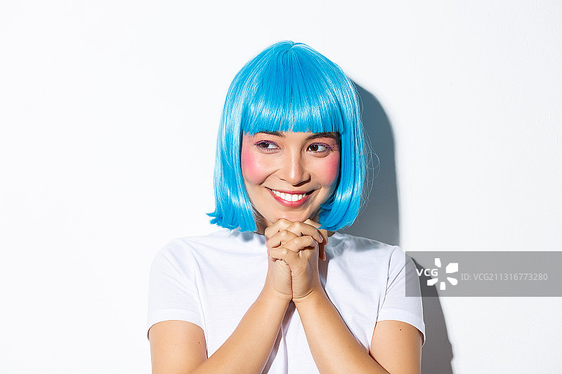 微笑的年轻女子的肖像与蓝色的头发对白色的背景图片素材
