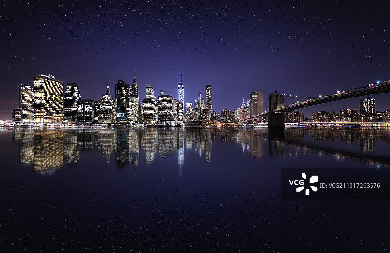 曼哈顿天际线的夜晚，纽约，美国，美国图片素材
