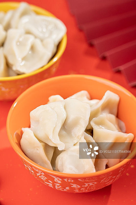 中华美食中国传统节日必吃风味小吃红色喜庆折扇福碗里的饺子图片素材