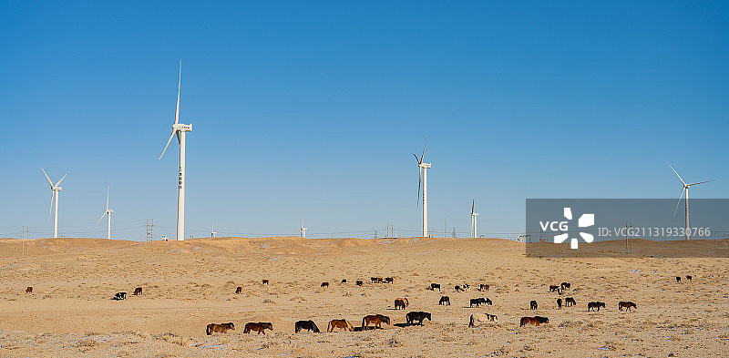 戈壁滩上的大风车图片素材