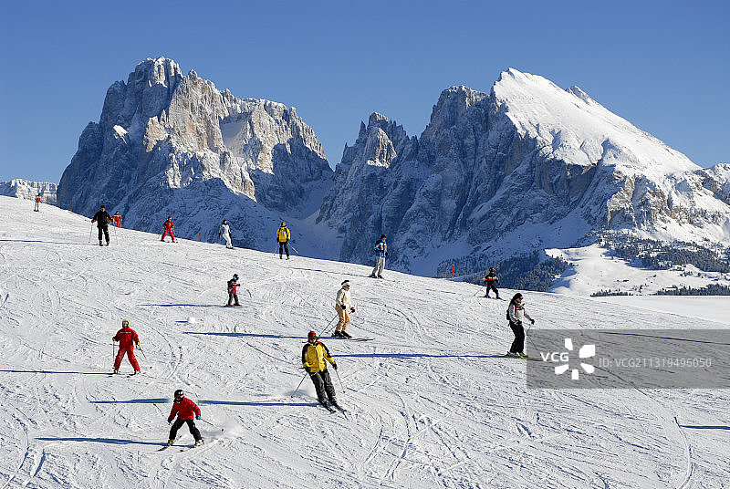 欧洲，意大利，南蒂罗尔，在蓝天下的滑雪场上图片素材